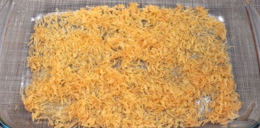 Фото приготовления рецепта: Скумбрия, запечённая с рисом и сладким перцем - шаг №10