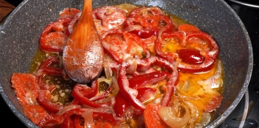 Фото приготовления рецепта: Скумбрия, запечённая с рисом и сладким перцем - шаг №9