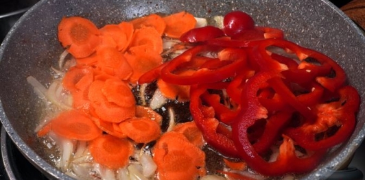 Фото приготовления рецепта: Скумбрия, запечённая с рисом и сладким перцем - шаг №7