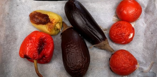 Фото приготовления рецепта: Слоёный салат из запечённых овощей и маринованной феты - шаг №9