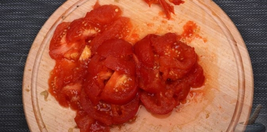 Фото приготовления рецепта: Слоёный салат из запечённых овощей и маринованной феты - шаг №12