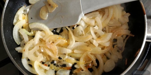 Фото приготовления рецепта: Слоёный салат из запечённых овощей и маринованной феты - шаг №8