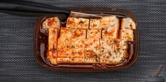 Фото приготовления рецепта: Слоёный салат из запечённых овощей и маринованной феты - шаг №16