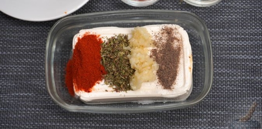 Фото приготовления рецепта: Слоёный салат из запечённых овощей и маринованной феты - шаг №4