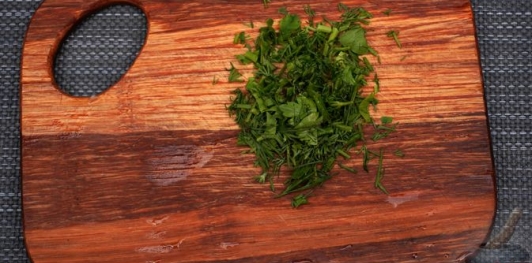 Фото приготовления рецепта: Слоёный салат из запечённых овощей и маринованной феты - шаг №18