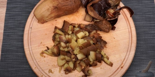 Фото приготовления рецепта: Слоёный салат из запечённых овощей и маринованной феты - шаг №10