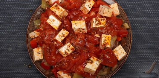 Фото приготовления рецепта: Слоёный салат из запечённых овощей и маринованной феты - шаг №17