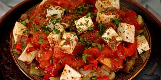 Фото приготовления рецепта: Слоёный салат из запечённых овощей и маринованной феты - шаг №20