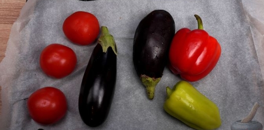 Фото приготовления рецепта: Слоёный салат из запечённых овощей и маринованной феты - шаг №2