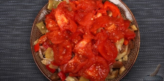 Фото приготовления рецепта: Слоёный салат из запечённых овощей и маринованной феты - шаг №15