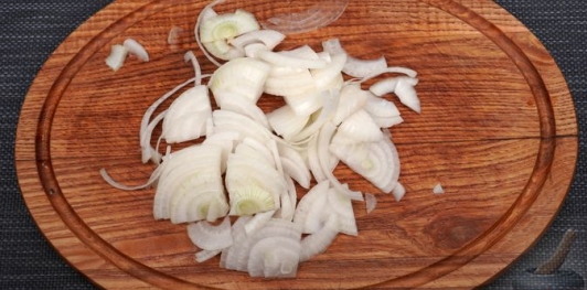 Фото приготовления рецепта: Слоёный салат из запечённых овощей и маринованной феты - шаг №7