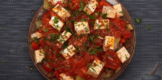 Фото приготовления рецепта: Слоёный салат из запечённых овощей и маринованной феты - шаг №19