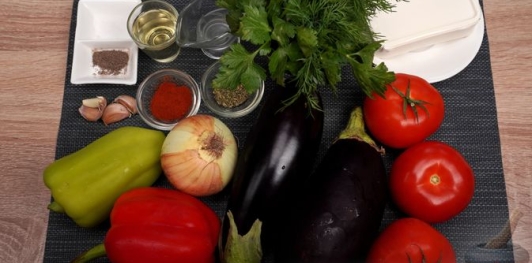 Фото приготовления рецепта: Слоёный салат из запечённых овощей и маринованной феты - шаг №1