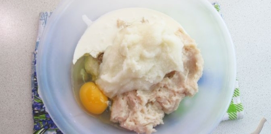 Фото приготовления рецепта: Сочные биточки из куриного филе с манкой - шаг №12