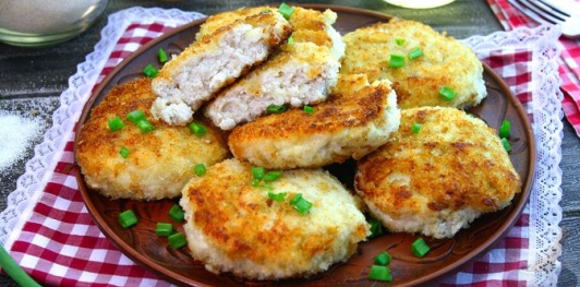 Фото приготовления рецепта: Сочные биточки из куриного филе с манкой - шаг №22