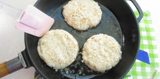 Фото приготовления рецепта: Сочные биточки из куриного филе с манкой - шаг №16