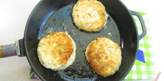 Фото приготовления рецепта: Сочные биточки из куриного филе с манкой - шаг №17