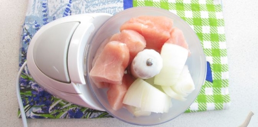 Фото приготовления рецепта: Сочные биточки из куриного филе с манкой - шаг №7