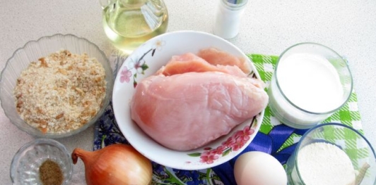 Фото приготовления рецепта: Сочные биточки из куриного филе с манкой - шаг №1