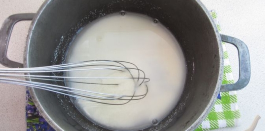 Фото приготовления рецепта: Сочные биточки из куриного филе с манкой - шаг №4