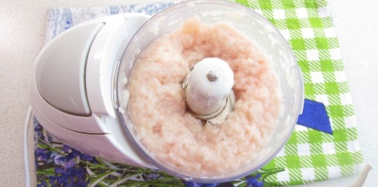 Фото приготовления рецепта: Сочные биточки из куриного филе с манкой - шаг №8