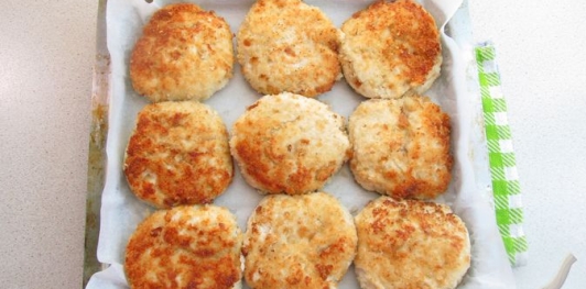 Фото приготовления рецепта: Сочные биточки из куриного филе с манкой - шаг №18