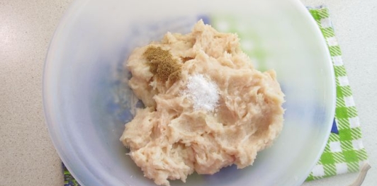 Фото приготовления рецепта: Сочные биточки из куриного филе с манкой - шаг №9