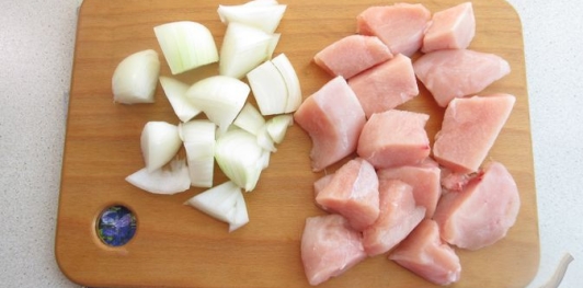 Фото приготовления рецепта: Сочные биточки из куриного филе с манкой - шаг №6