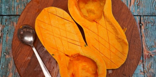 Фото приготовления рецепта: Суп-пюре из запечённой тыквы, сладкого перца и жареного лука - шаг №2