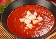 Суп-пюре из запечённой тыквы, сладкого перца и жареного лука