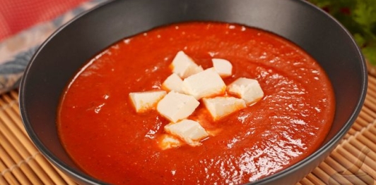 Фото приготовления рецепта: Суп-пюре из запечённой тыквы, сладкого перца и жареного лука - шаг №16