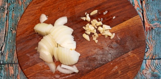 Фото приготовления рецепта: Суп-пюре из запечённой тыквы, сладкого перца и жареного лука - шаг №4