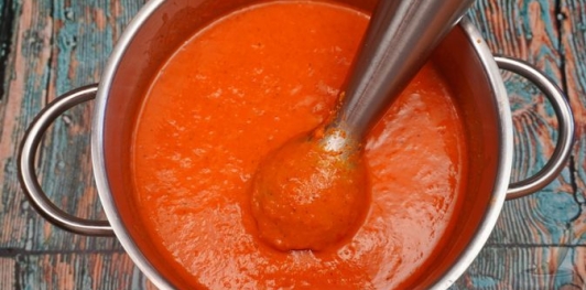 Фото приготовления рецепта: Суп-пюре из запечённой тыквы, сладкого перца и жареного лука - шаг №12