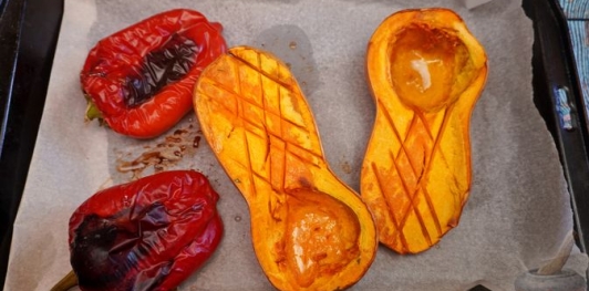 Фото приготовления рецепта: Суп-пюре из запечённой тыквы, сладкого перца и жареного лука - шаг №7