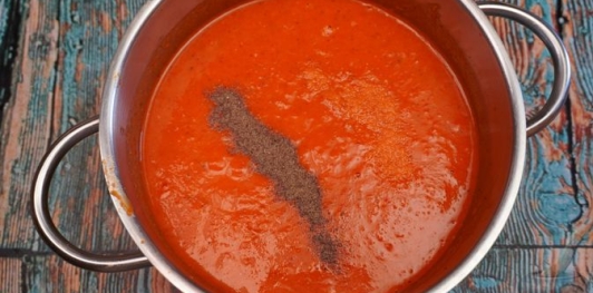 Фото приготовления рецепта: Суп-пюре из запечённой тыквы, сладкого перца и жареного лука - шаг №13