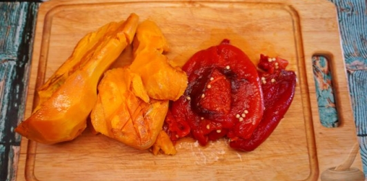 Фото приготовления рецепта: Суп-пюре из запечённой тыквы, сладкого перца и жареного лука - шаг №8