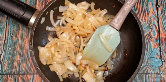 Фото приготовления рецепта: Суп-пюре из запечённой тыквы, сладкого перца и жареного лука - шаг №5