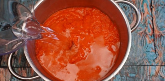 Фото приготовления рецепта: Суп-пюре из запечённой тыквы, сладкого перца и жареного лука - шаг №11