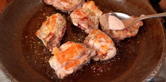 Фото приготовления рецепта: Суп с кроликом и кольраби - шаг №4