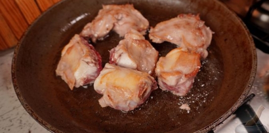 Фото приготовления рецепта: Суп с кроликом и кольраби - шаг №3