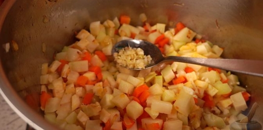 Фото приготовления рецепта: Суп с кроликом и кольраби - шаг №14