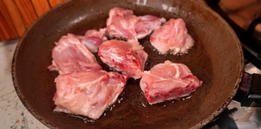 Фото приготовления рецепта: Суп с кроликом и кольраби - шаг №2