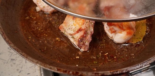 Фото приготовления рецепта: Суп с кроликом и кольраби - шаг №5