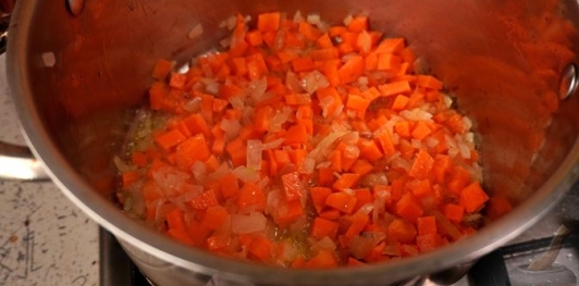 Фото приготовления рецепта: Суп с кроликом и кольраби - шаг №9