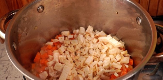 Фото приготовления рецепта: Суп с кроликом и кольраби - шаг №11