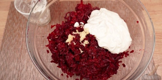 Фото приготовления рецепта: Свекольный салат с розмарином, кедровыми орехами и йогуртовой заправкой - шаг №6