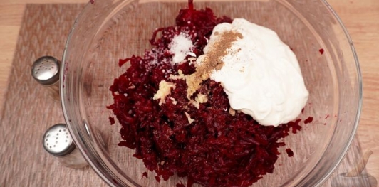 Фото приготовления рецепта: Свекольный салат с розмарином, кедровыми орехами и йогуртовой заправкой - шаг №7