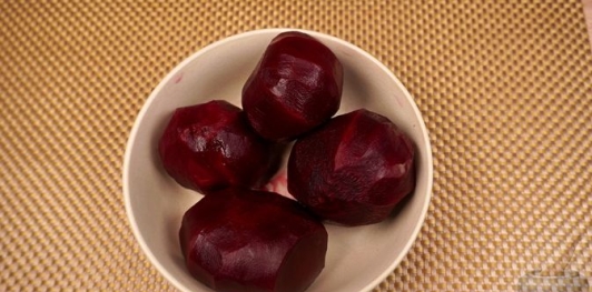 Фото приготовления рецепта: Свекольный салат с розмарином, кедровыми орехами и йогуртовой заправкой - шаг №3