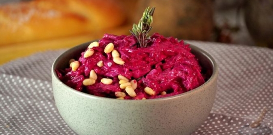 Фото приготовления рецепта: Свекольный салат с розмарином, кедровыми орехами и йогуртовой заправкой - шаг №15