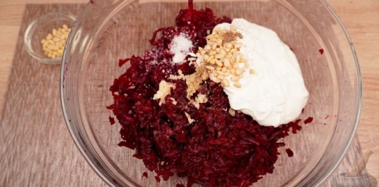 Фото приготовления рецепта: Свекольный салат с розмарином, кедровыми орехами и йогуртовой заправкой - шаг №8